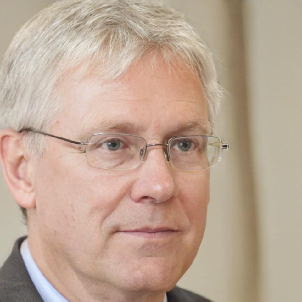 Portrait de Michel Dubois, expert en planification financière